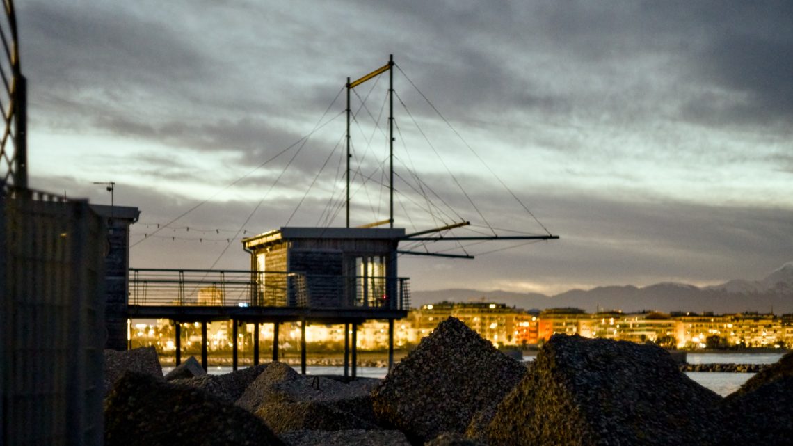 Un trabocco sul fiume, di notte